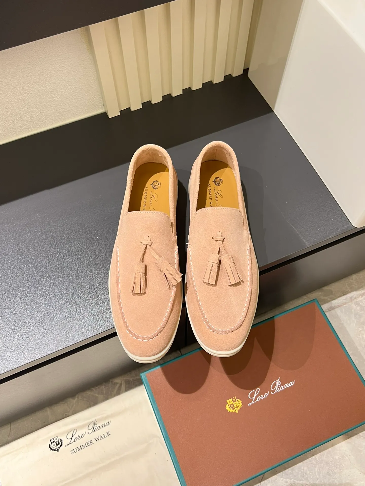 Men's shoes 💰p360 "Loro men's shoes 💰pian'*" Classic L men's shoes for couples 💰p Top version British flat loafers, a must-have item in old money style, the minimalist design is eye-catching and durable, a plus point for dressing The soft foot feel and texture are outstanding. They don’t scratch your feet and are very nice. They are matched with soft and waxy soles. They can be worn daily for a long time without getting tired. They are easy to wear, versatile and classic items, with perfect foot feel and texture! Imported cashmere fabric, the lining is made of imported A-grade water-dyed cow lining, the top version of the genuine leather midsole is sewn with pure handmade mark thread! Size: Female 35-40 (34. Customized) Male 38-44 (45.46. Customized)